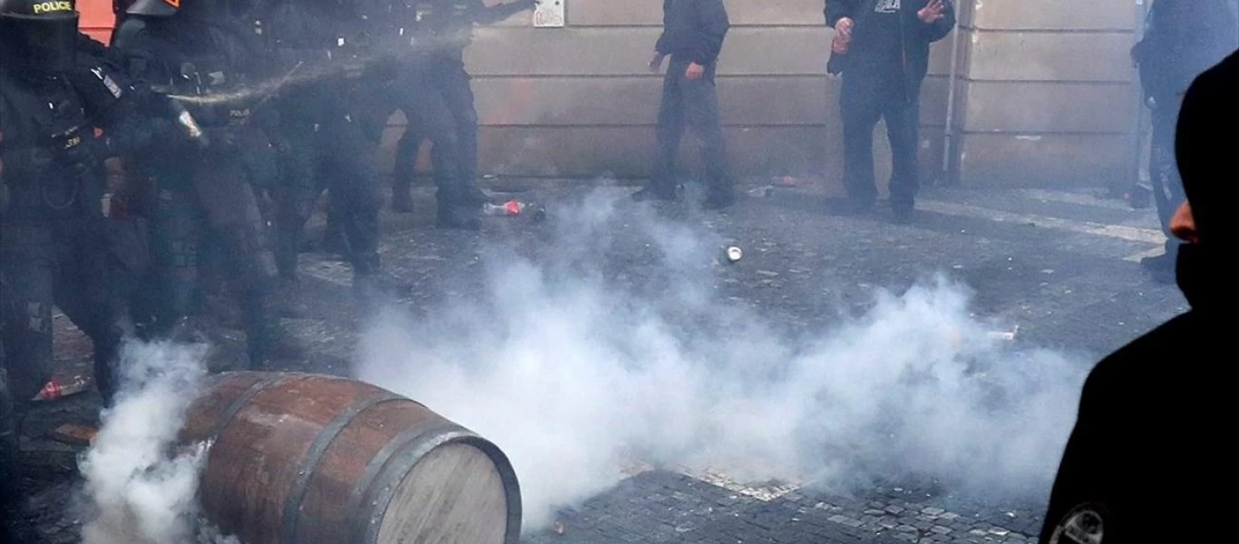 Τσεχία: Τραυματισμοί και επεισόδια σε διαδήλωση κατά των μέτρων για τον κορωνοϊό - Την διέλυσαν με δακρυγόνα